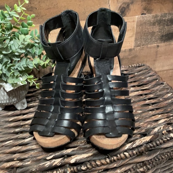 BCBGEneration Gerri Sandal size 8 EUC - Picture 3 of 14